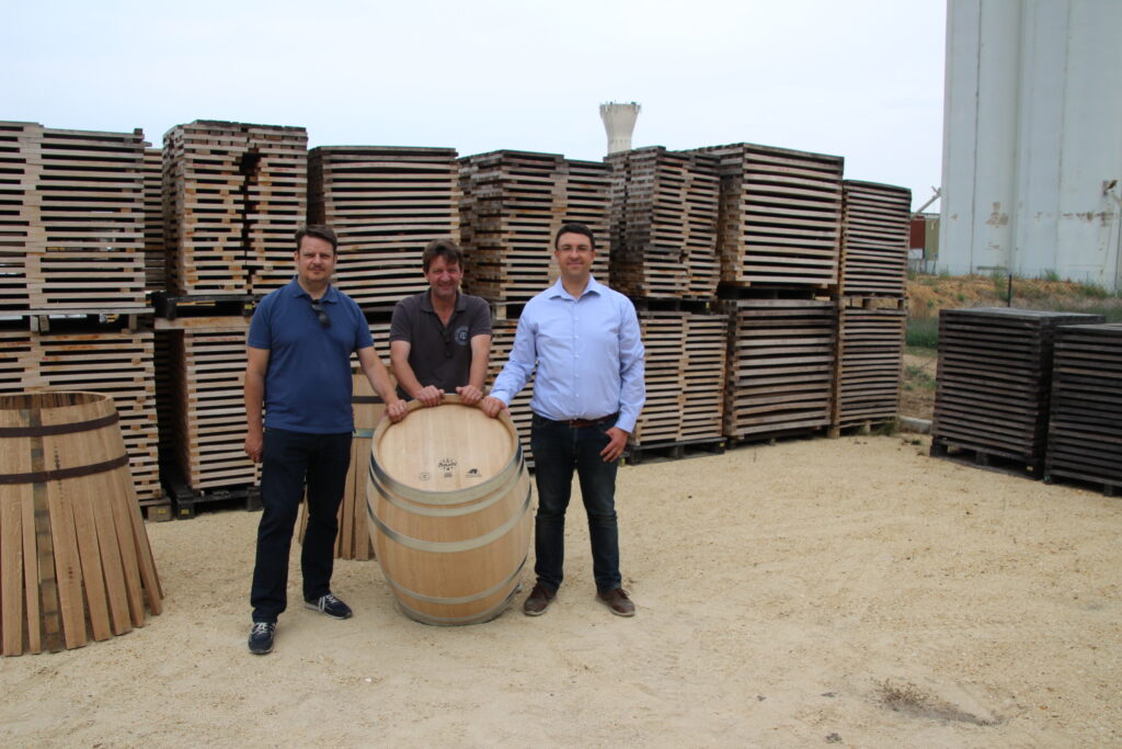 Les deux fondateurs de Barwal et le tonnelier De gauche à droite: Didier Mattivi (Barwal), Jérome Viard (Tonnellerie artisanale de Champagne-Ardenne) & Hugues De Pra (Barwal)