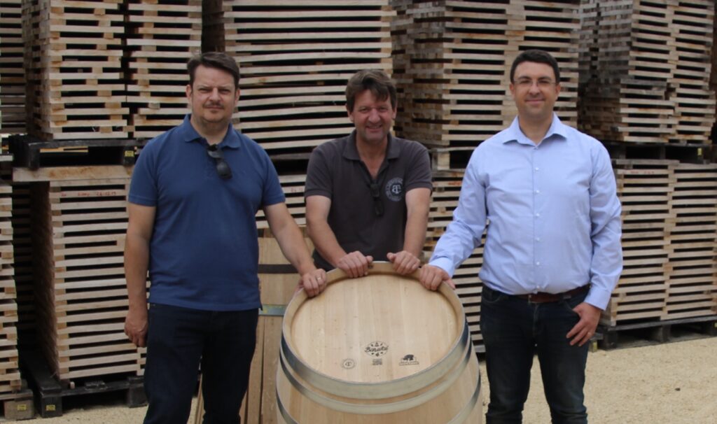 Les deux fondateurs de Barwal et le tonnelier De gauche à droite: Didier Mattivi (Barwal), Jérome Viard (Tonnellerie artisanale de Champagne-Ardenne) & Hugues De Pra (Barwal)