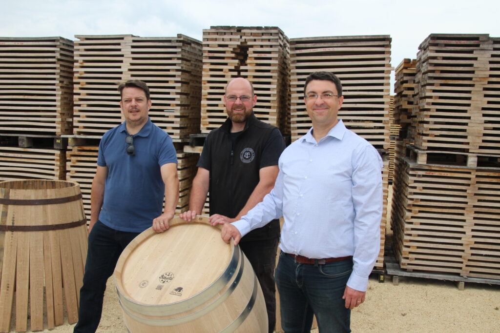 Les deux fondateurs de Barwal et le mérrandier De gauche à droite: Didier Mattivi (Barwal), Jérome Fournaise (Tonnellerie artisanale de Champagne-Ardenne) & Hugues De Pra (Barwal)