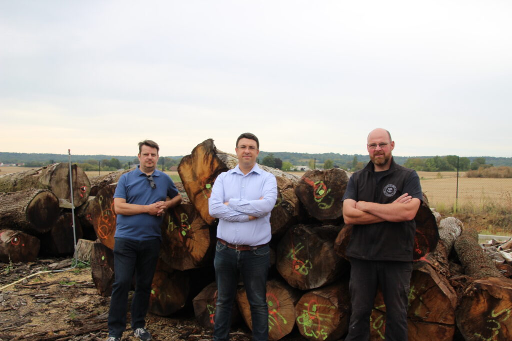 Les deux fondateurs de Barwal et le mérrandier devant les dernières grumes de chêne belge à fendre en 2020 De gauche à droite: Didier Mattivi (Barwal), Hugues De Pra (Barwal) & Jérome Fournaise (Tonnellerie artisanale de Champagne-Ardenne)