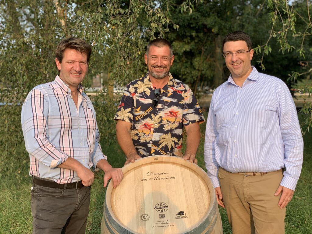 Livraison du premier fût Barwal (100% chêne belge) au Domaine des Marnières De g à d: Jérome Viard (Tonnellerie artisanale de Champagne-Ardenne), Benoît Heggen (Domaine des Marnières) & Hugues De Pra (Barwal)